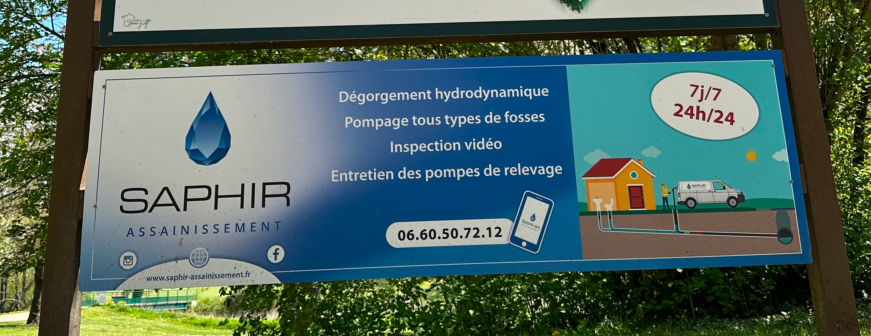 Photo d'une publicité Saphir Assainissement affiché en extérieur